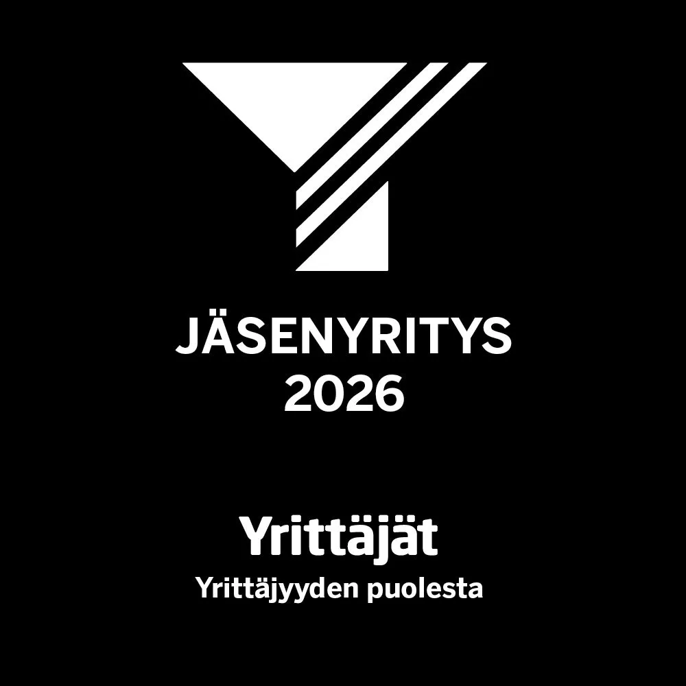 Mustalla pohjalla on valkoinen tyylitelty Y-kirjaimen muotoinen logo, jossa on kolme viivaa oikealla puolella. Logon alla lukee valkoisella tekstillä "JÄSENYRITYS" ja "2026". Alhaalla on valkoinen teksti "Yrittäjät" ja sen alla "Yrittäjyyden puolesta".
